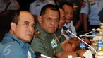 Panglima TNI, Jenderal TNI Gatot Nurmantyo (kedua kiri) menyimak pertanyaan usai Rapat Pimpinan TNI 2016 di Cilangkap Jakarta, Jumat (18/12/2015). Rapim bertujuan meningkatkan loyalitas, moralitas dan integritas TNI. (Liputan6.com/Helmi Fithriansyah)