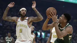 Pebasket Milwaukee Bucks, Giannis Antetokounmpo, berusaha memasukkan bola saat melawan Golden State Warriors pada laga NBA di Chase Center, Rabu (8/1/2020). Milwaukee Bucks menang 107-98 atas Warriors. (AP/Ben Margot)