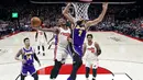 Pebasket Portland Trail Blazers, Damian Lillard, berusaha memasukkan bola saat melawan Los Angeles Lakers di Moda Center, Sabtu 928/12). LA Lakers menang 128-120 atas Portland Trail Blazers. (AP/Craig Mitchelldyer)