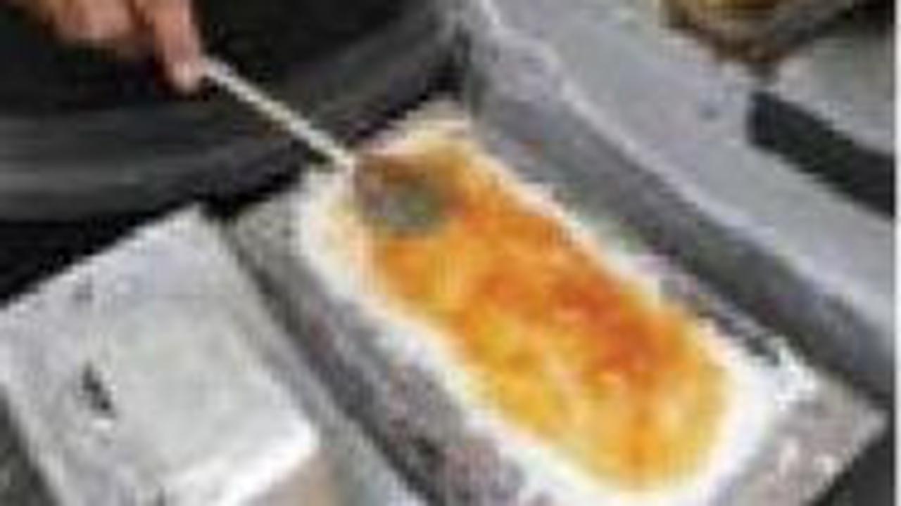 Hal lain yang membedakan Kue Rangi dengan kue lainnya adalah tambahan toping gula merah cair yang kental. Sementara Gandos dan Bandros hanya menggunakan toping kelapa ataupun gula pasir.<br>