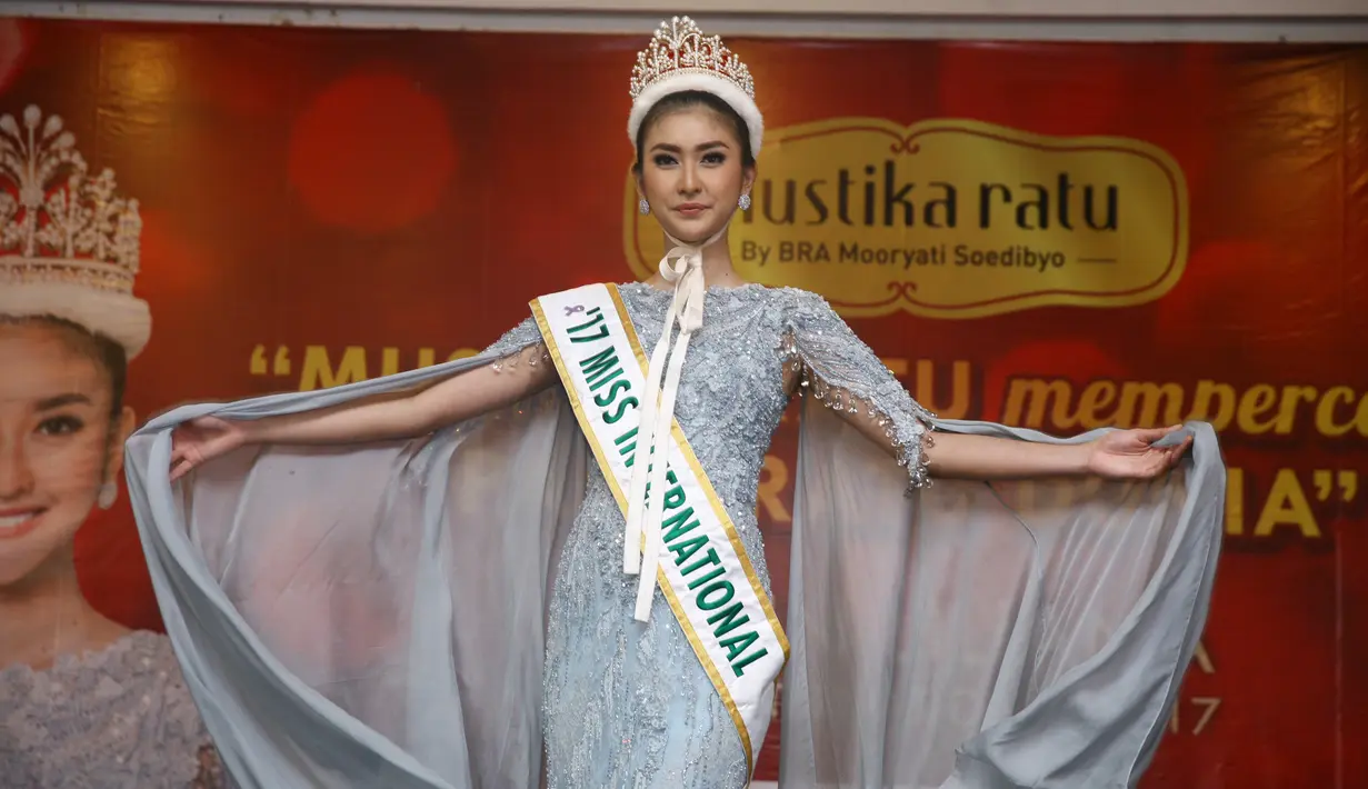 Saat menggelar konferensi pers, Kevin menceritakan pengalamannya saat menjalani karantina di Jepang. Bahkan, saat membantu mengambilkan botol minum, ia sempat terjatuh dari kursi. (Nurwahyunan/Bintang.com)