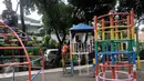 Sejumlah anak memanfaatkan fasilitas bermain di RPTRA Amir Hamzah, Pengangsaan, Menteng, Jakarta Pusat, Rabu (1/3). Pemprov DKI Jakarta ajak pihak swasta kembali berkontribusi membangun RPTRA melalui program CSR. (Liputan6.com/Yoppy Renato)