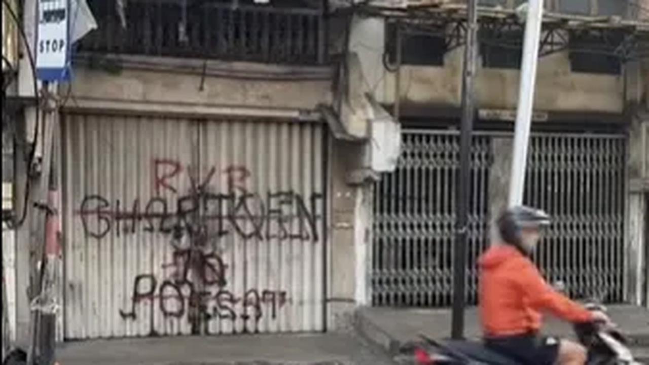 Jalan Ji Lak Keng atau 26 bangunan berlantai dua, begitulah terdengar akrab di telinga warga Kelurahan Roa Malaka, Kecamatan Tambora, Jakarta Barat.