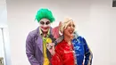 Bareng tunangannya Tyler Bigenho, Aurelie Moeremans cosplay jadi Harley Quin. Ia kenakan jaket dan celana pendek biru merah dengan rambut blonde khas Harley Quin [@aurelie]