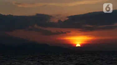 Matahari terbenam terlihat di Piaynemo, Raja Ampat, Papua Barat, Jumat (22/11/2019). Keindahan dan panorama alam masih menjadi daya tarik utama wisatawan  baik lokal maupun mancanegara berkunjung ke kawasan Raja Ampat. (Liputan6.com/Herman Zakharia)