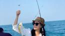Seru menikmati indahnya pemandangan lautan, Medina ternyata pernah mencoba serunya memancing di laut. Tampil dengan busana kasual dengan kemeja putih dan topi bundarnya, penampilannya saat memancing ini menuai banyak pujian. (Liputan6.com/IG/@medinadinaaa)