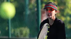 Bagi penggemar penyanyi pelantun lagu "50 Tahun Lagi" tentu sudah familiar dengan sosoknya yang selalu tampil awet muda. Baru-baru ini ia pun tampil curi perhatian dengan membagikan momen saat jalani olahraga tenis. Cukup jarang kakak dari Krisdayanti ini membagikan potretnya jalani olahraga. (Liputan6.com/IG/@yunishara36)