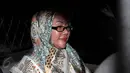 Ratu Atut Chosiyah memasuki mobil yang menjemputnya saat keluar dari gedung KPK, Jakarta(29/5/2015). Atut diperiksa sebagai tersangka dugaan tindak pidana korupsi alat kesehatan di Pemprov Banten. (Liputan6.com/Helmi Afandi)