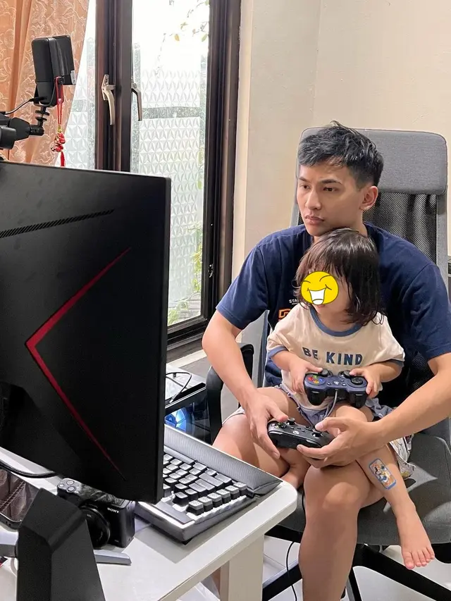 6 Potret Kocak Komika Ardit Erwandha saat Momong Anak, Selalu Penuh Tawa
