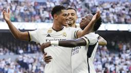 Pemain Real Madrid, Jude Bellingham, melakukan selebrasi bersama rekannya setelah mencetak gol ke gawang Osasuna pada laga pekan ke-9 La Liga 2023/2024 di Stadion Santiago Bernabeu, Sabtu, (7/10/2023). Hasil ini membuat Real Madrid kokoh di puncak klasemen La Liga dengan 24 poin dari sembilan laga yang dimainkan. (AP Photo/Jose Breton)