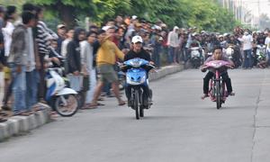 Dua pembalap beradu kecepatan saat ikut dalam balapan liar di Jakarta, Minggu (27/5) pagi. Balapan liar masih menjadi kegiatan favorit remaja di Ibu Kota dalam menghabiskan waktu Minggu pagi di bulan Ramadan. (Merdeka.com/Iqbal S Nugroho)