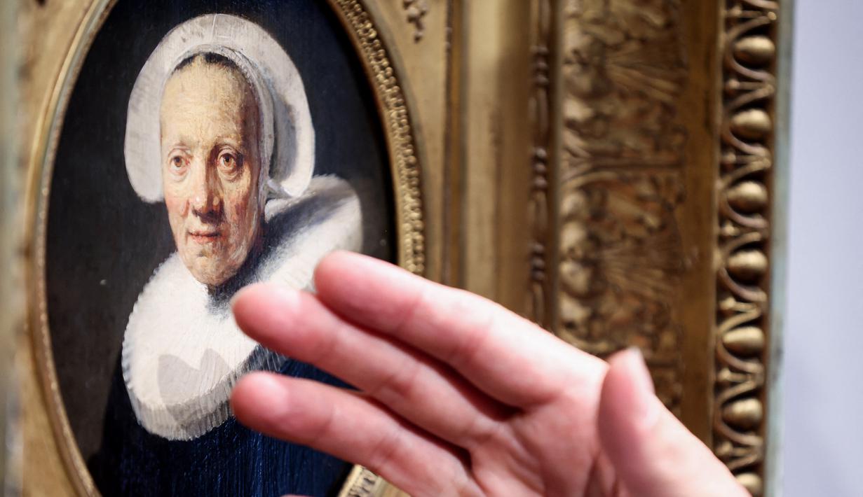 Sebuah keluarga Inggris "dengan santai menikmati" lukisan cat minyak karya pelukis Belanda abad ke-17 itu sampai seorang ahli dari rumah lelang Christie menemukannya. (Kenzo TRIBOUILLARD / AFP)