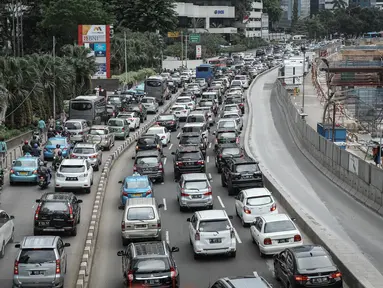 Suasana kepadatan arus lalu lintas di kawasan Jalan Sudirman, Jakarta, Rabu (6/4/2016). Gubernur DKI Jakarta Basuki Tjahaja Purnama (Ahok) berencana akan memberlakukan (aturan) sistem pelat nomor ganjil-genap. (Liputan6.com/Faizal Fanani)