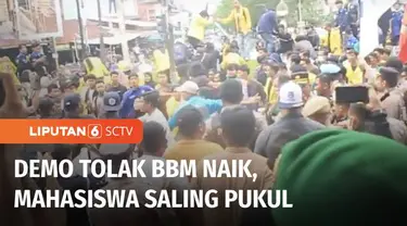Unjuk rasa ratusan mahasiswa yang menolak kenaikan harga BBM di depan Gedung DPR Aceh berakhir ricuh. Coba bobol pagar, petugas halau pengunjuk rasa dengan semprotkan gas air mata.