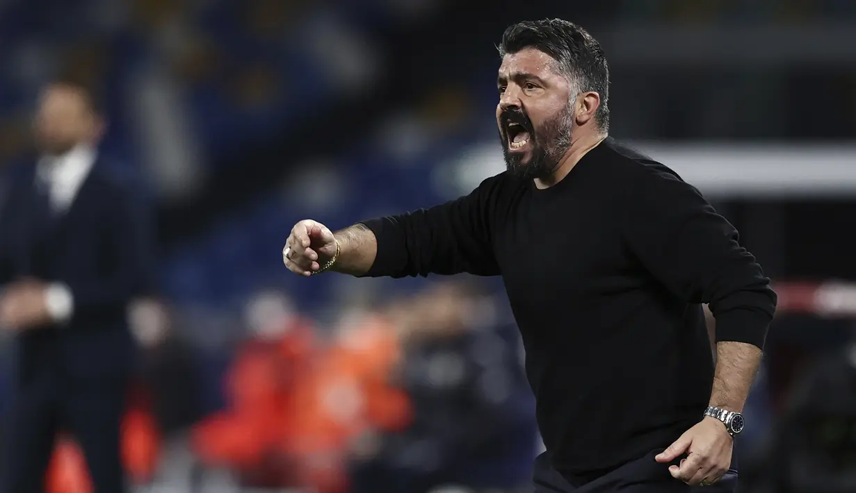 Manajer tim Napoli, Gennaro Gattuso memberi instruksi kepada timnya saat menghadapi Parma dalam laga lanjutan Liga Italia 2020/21 pekan ke-20 di Diego Armando Maradona Stadium, Minggu (31/1/2021). Napoli menang 2-0 atas Parma. (LaPresse via AP/Alessandro Garofalo)