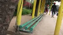 Kondisi bangku halte Perum Tanjung Mas, Jakarta, Rabu (6/2). Proyek peninggian trotoar yang tidak diimbangi dengan renovasi halte menyebabkan bangku di halte tersebut menjadi pendek dan tidak layak untuk digunakan. (Liputan6.com/Immanuel Antonius)