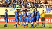 Para pemain Persib Bandung saat melawan Persipura Jayapura di Stadion Mandala, Kamis (21/7/2016), dalam ajang Torabika Soccer Championship 2016 presented by IM3 Ooredoo. (indonesiansc)