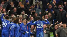 Pemain Chelsea, Trevoh Chalobah merayakan golnya di depan suporter dalam laga lanjutan Liga Inggris 2025/2026 melawan Chelsea di Stamford Bridge, London, Minggu (30/11/2025). (AP Photo/Ian Walton)