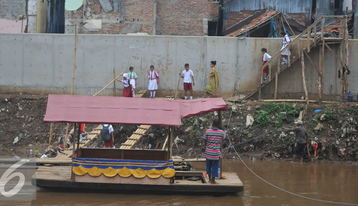 Sejumlah siswa SD saat ingin menaiki perahu eretan untuk berangkat ke sekolah di Sungai Ciliwung, Jakarta, Senin, (4/1). Usai libur panjang para siswa kembali beraktivitas mengikuti tahun ajaran 2016-2017. (Liputan6.com/Gempur M Surya)