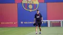 Pelatih Barcelona, Ernesto Valverde berjalan saat menghadiri latihan tim di Joan Gamper Sports City, Spanyol (16/9/2019). Barcelona akan menghadapi wakil Jerman, Borussia Dortmund pada grup F Liga Champions di Signal Iduna Park. (AFP Photo/Pau Barrena)