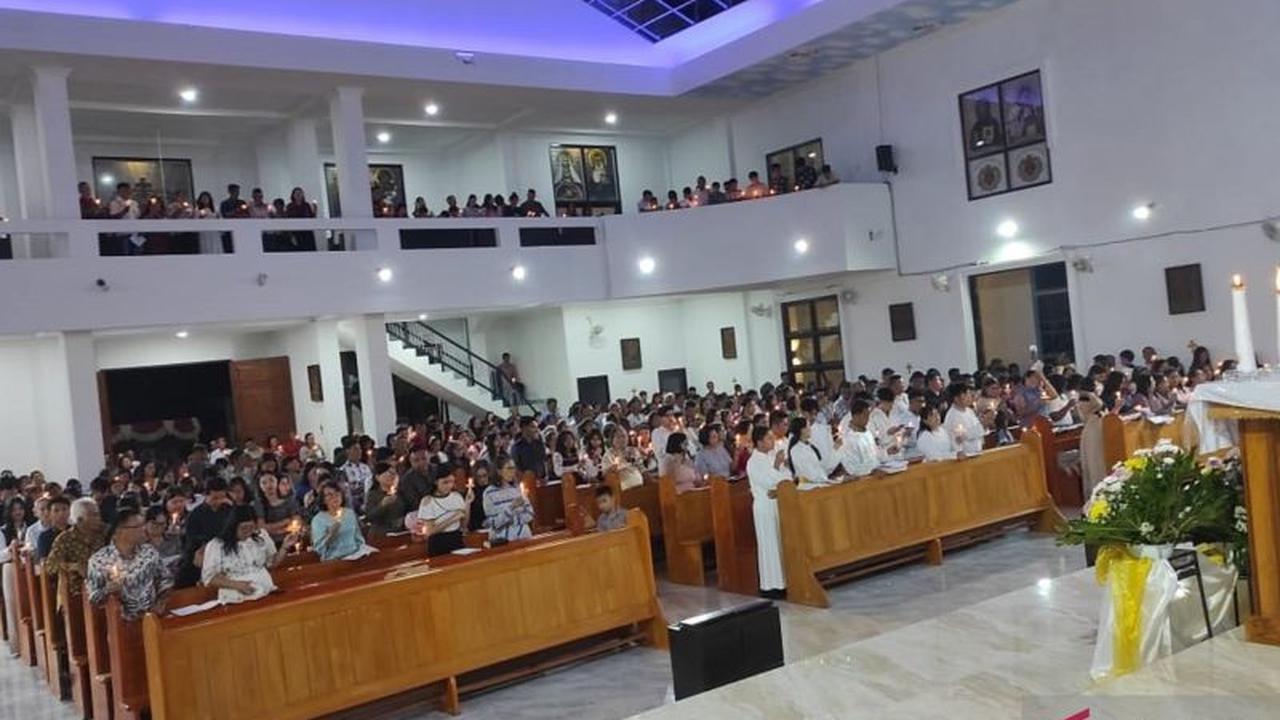 Ratusan Umat Padati Misa Malam Paskah Rumengkor, Gereja Rusak Akibat Gempa