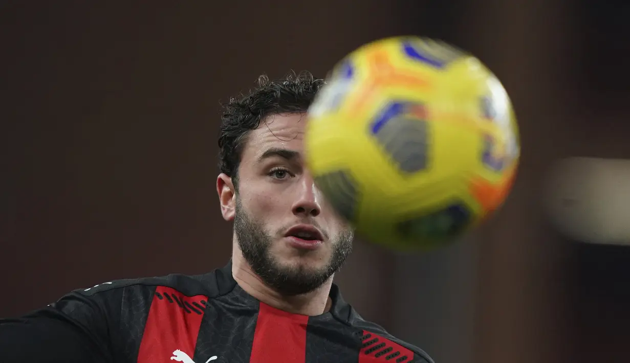 Bek AC Milan, Davide Calabria berusaha mengontrol bola saat bertanding melawan Sampdoria pada pertandingan lanjutan Liga Serie A Italia di Stadion Genoa Luigi Ferraris, Italia, Senin (7/12/2020). AC Milan menang tipis atas Sampdoria 2-1. (Tano Pecoraro/LaPresse via AP)