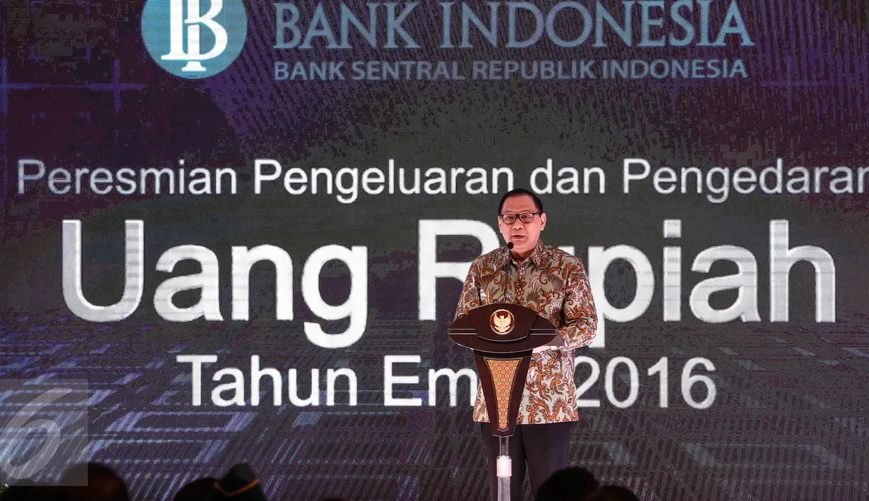Gubernur BI Agus Martowardojo memberi sambutan dalam peluncuran uang rupiah baru dengan tahun emisi 2016 di Jakarta, Senin (19/12). Sebanyak tujuh uang rupiah kertas dan empat uang rupiah logam diperkenalkan kepada masyarakat. (Liputan6.com/Faizal Fanani)