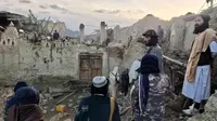 Warga Afghanistan melihat kehancuran yang disebabkan oleh gempa bumi di provinsi Paktika, Afghanistan timur (Bakhtar News Agency via AP)