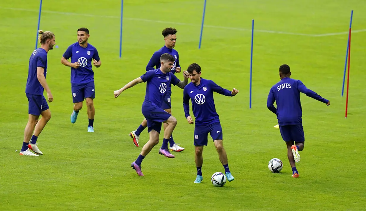 Pemain Amerika Serikat saat sesi latihan jelang melawan Meksiko pada pertandingan kualifikasi Piala Dunia 2022 di Stadion Azteca, Mexico City, Meksiko, 23 Maret 2022. (AP Photo/Eduardo Verdugo)