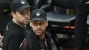 Neymar tampil keren mengenakan jaket Jimmy Butler untuk menunjukkan dukungannya saat berjalan di lapangan basket. Beberapa penggemar NBA mengungkapkan kekaguman mereka terhadap jaket yang dikenakan Neymar. (AP Photo/Wilfredo Lee)