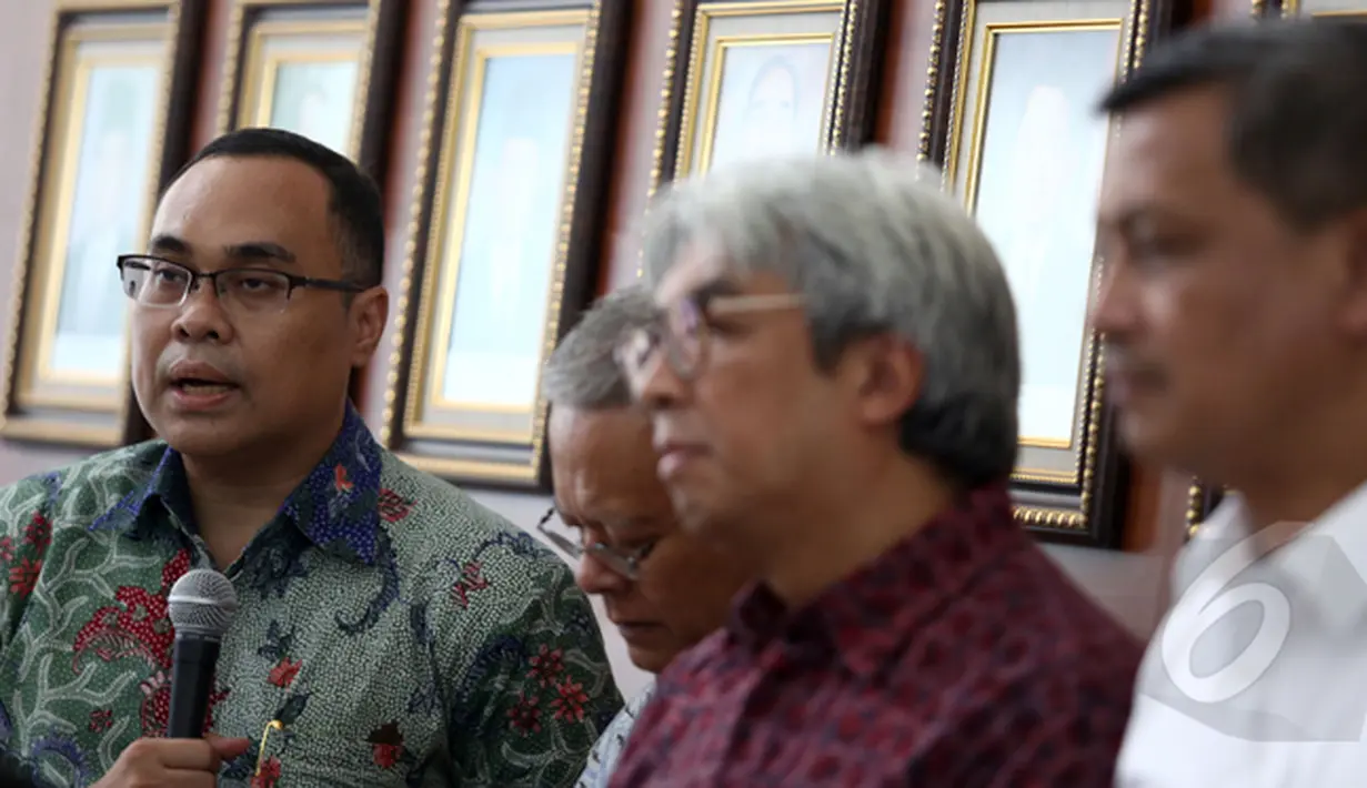 Salah satu anggota Tim Sembilan, Hikmahanto Juwana menjelaskan kepada wartawan tentang  rekomendasi yang mereka sampaikan kepada Presiden Joko Widodo terkait kisruh KPK vs Polri, Jakarta, Rabu (28/1/2015). (Liputan6.com/Faizal Fanani)