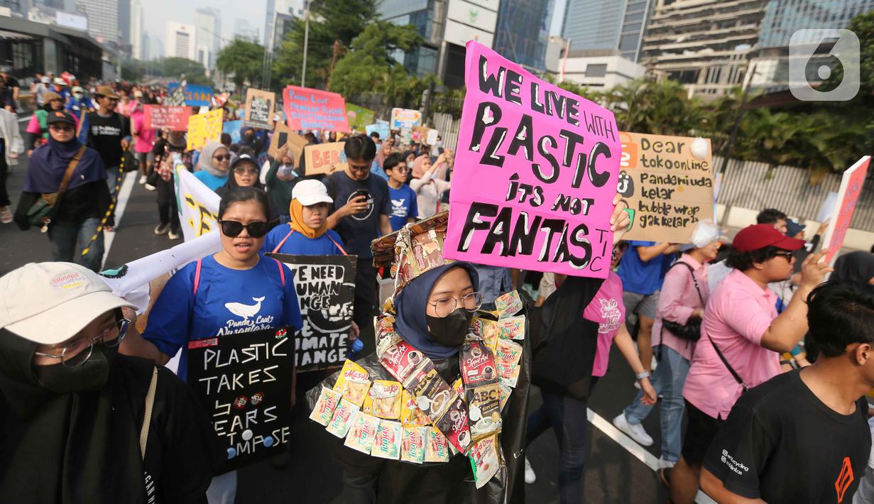 Pawai yang diinisiasi sejumlah organisasi lingkungan itu merupakan salah satu bentuk kampanye menyadarkan masyarakat dan produsen kemasan saset agar tidak menggunakan plastik sekali pakai karena sulit diurai. (Liputan6.com/Faizal Fanani)