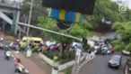 Closed Circuit Television (CCTV) terpasang di jembatan penyeberangan orang (JPO) Jalan Otista, Jakarta, Kamis (14/9). Ditlantas Polda Metro berencana menerapkan sistem tilang bagi pelanggaran lalu lintas menggunakan CCTV. (Liputan6.com/Immanuel Antonius)
