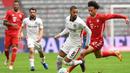Gelandang Bayern Munchen, Leroy Sane, berebut bola dengan gelandang Eintracht Frankfurt, Djibril Sow, pada laga lanjutan Liga Jerman di Allianz Arena, Sabtu (24/10/2020) malam WIB. Bayern Munchen menang 5-0 atas Eintracht Frankfurt. (AFP/Christof Stache/various sources)