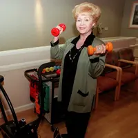 Kepergian Debbie Reynolds, ibu dari Carrie Fisher memang sangat memilukan. Pasalnya Debbie meninggal dunia hanya berselang satu hari setelah kepergian Carrie. Sebelum hembuskan nafas terakhir, ternyata ada satu keinginan darinya. (AFP/Bintang.com)