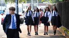Pelajar Holyrood Secondary School saat kembali bersekolah di Glasgow, Skotlandia (12/8/2020). Para pelajar tersebut untuk pertama kalinya sejak Maret lalu mulai kembali beraktivitas belajar di sekolah di tengah pelonggaran lockdown akibat pandemi Covid-19. (AFP/ANDY BUCHANAN)