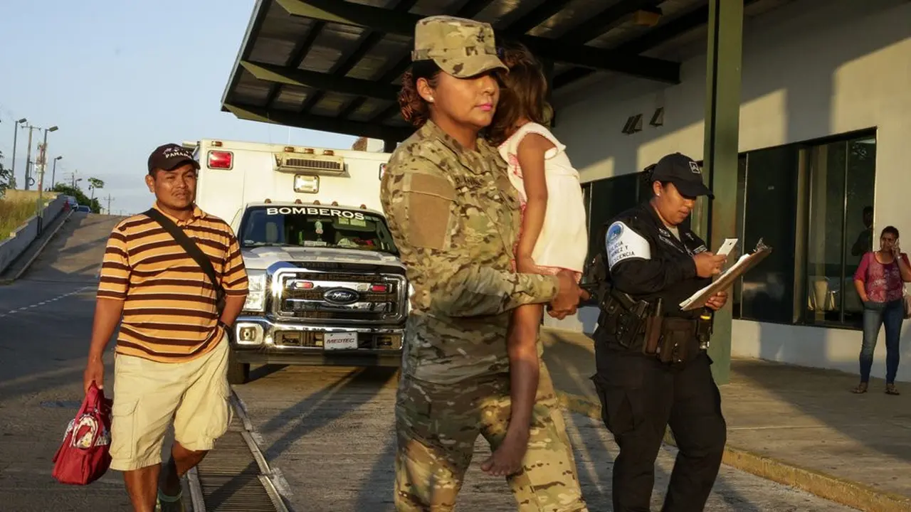 Jose Gonzalez mengikuti putrinya yang dibawa oleh seorang polisi di Santiago, Panama, Kamis, 16 Januari 2020.