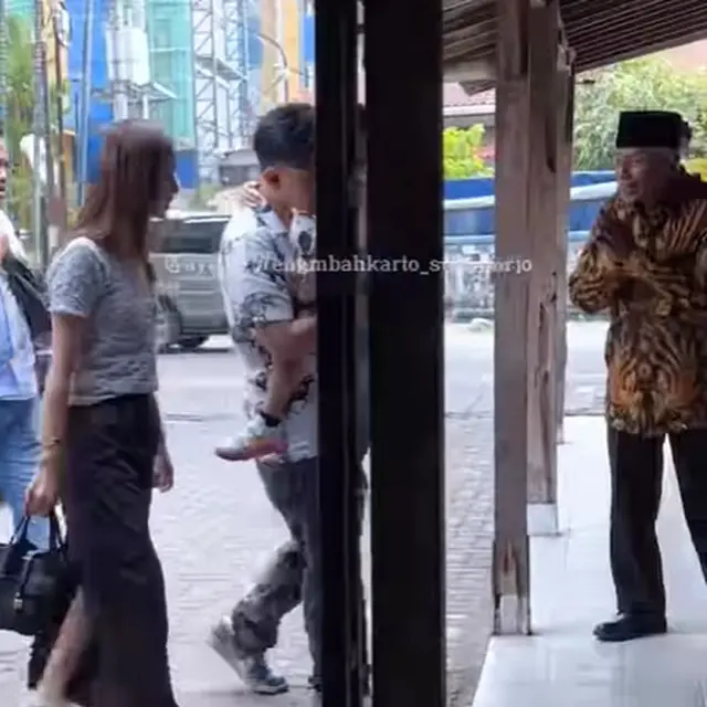 Gaya Menawan Selvi Ananda Makan Soto Pleret di Solo, Kenakan Sandal Mahal dengan Outfit Kasual