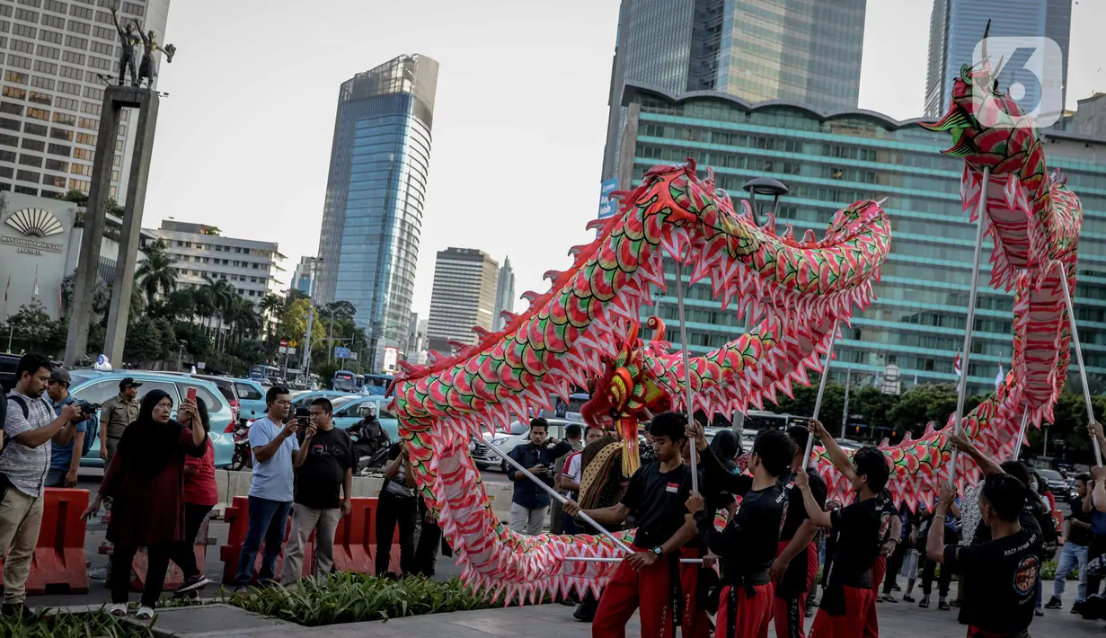 Para pemain Liang Liong hibur pengguna jalan di pedestrian di kawasan Bundaran HI, Jakarta, Kamis (23/1/2020). Kegiatan yang diselenggarakan pemprov DKI Jakarta tersebut bertujuan untuk menghibur pengguna jalan dalam rangka menyambut Tahun Baru Imlek ke 2571. (Liputan6.com/Faizal Fanani)