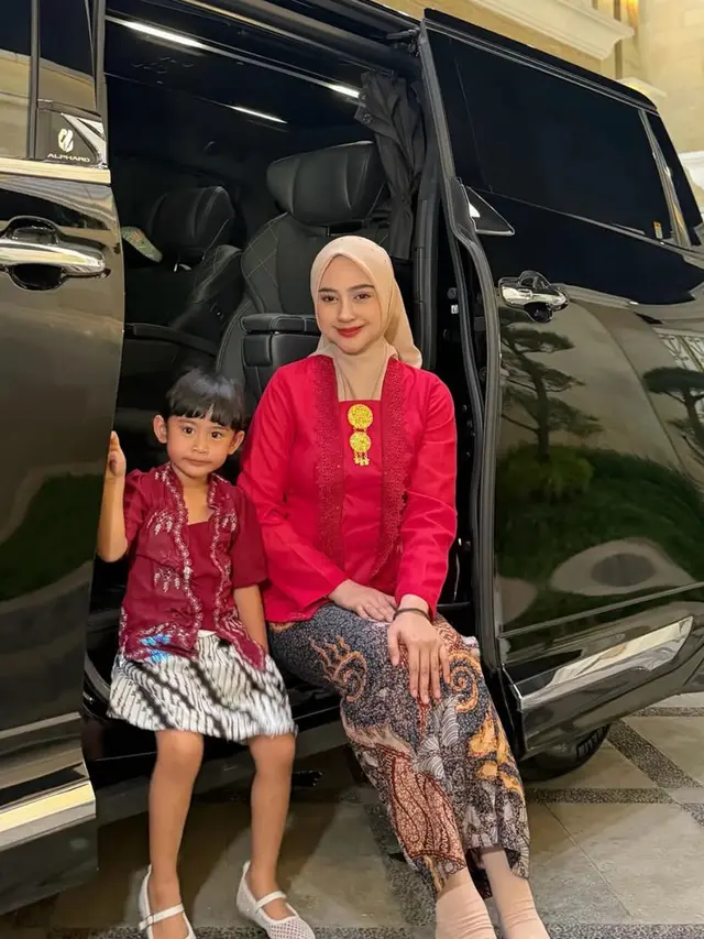 Ria Ricis pakai kebaya pink.  [@riaricis1795]