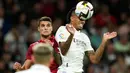 Pemain Real Madrid Eder Militao (kanan) berebut bola dengan pemain Sevilla Erik Lamela pada pertandingan sepak bola Liga Spanyol di Stadion Santiago Bernabeu, Madrid, Spanyol, 22 Oktober 2022. Real Madrid menang 3-1 atas Sevilla. (AP Photo/Manu Fernandez)