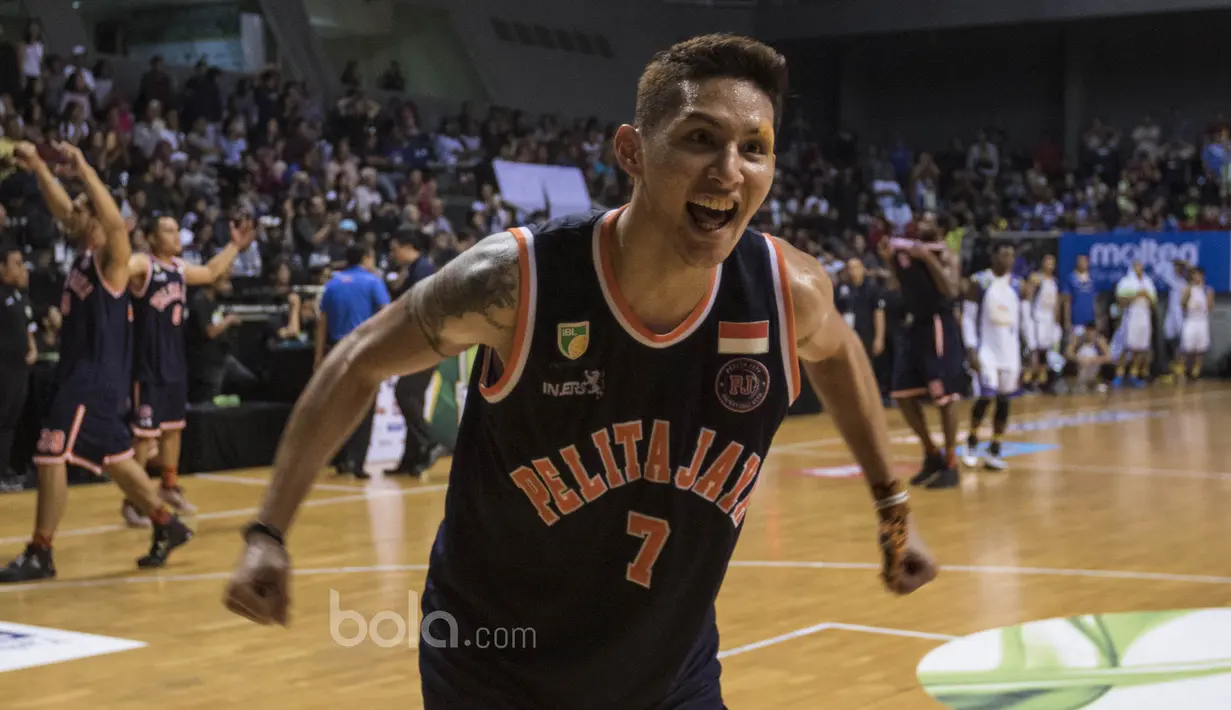 Pebasket Pelita Jaya, Daniel Wenas, merayakan gelar juara IBL 2017 usai menaklukkan Satria Muda 72-62 di GOR Britama Arena, Jakarta, Minggu (7/5/2017). PJ menang 2-1 atas Satria Muda. (Bola.com/Vitalis Yogi Trisna)