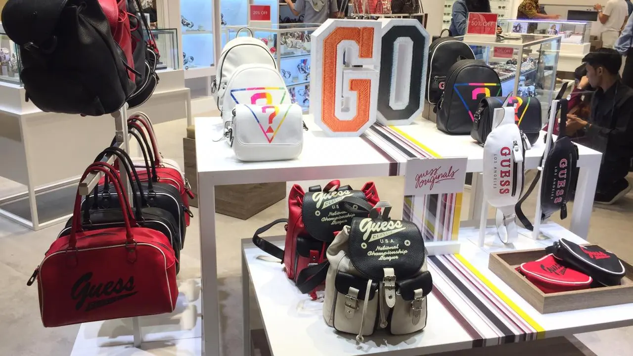 Guess Suguhkan Koleksi Terbaru Tas dan Jam Tangan dari Disain 90-an
