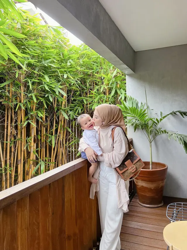 8 Inspirasi OOTD Hijab dengan Celana Putih dari Aurel Hermansyah hingga Dinda Hauw
