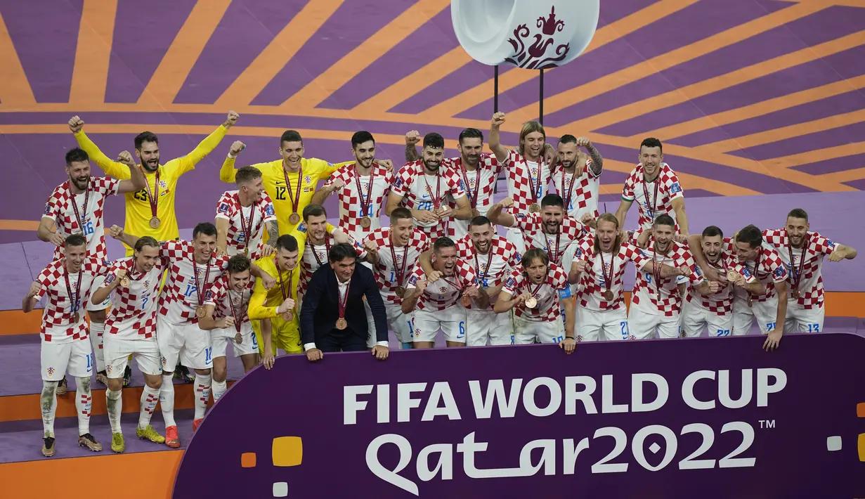 Para pemain Kroasia melakukan selebrasi usai pertandingan playoff perebutan juara ketiga Piala Dunia 2022 melawan Maroko di Khalifa International Stadium di Doha, Qatar, Sabtu (17/12/2022). Kroasia meraih juara ketiga Piala Dunia 2022 usai menang 2-1 atas Maroko. (AP Photo/Martin Meissner)