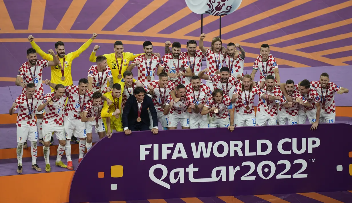 Para pemain Kroasia melakukan selebrasi usai pertandingan playoff perebutan juara ketiga Piala Dunia 2022 melawan Maroko di Khalifa International Stadium di Doha, Qatar, Sabtu (17/12/2022). Kroasia meraih juara ketiga Piala Dunia 2022 usai menang 2-1 atas Maroko. (AP Photo/Martin Meissner)