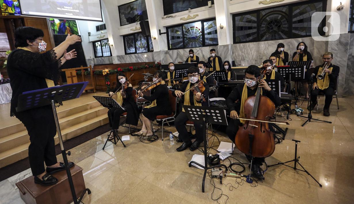 Musikus mengiringi ibadah perayaan malam Natal di Gereja Protestan Indonesia Bagian Barat (GPIB) Effatha, Jakarta, Jumat (24/12/2021). Ibadah malam ini mengangkat tema Nyanyian Pujian. (Liputan6.com/Johan Tallo)