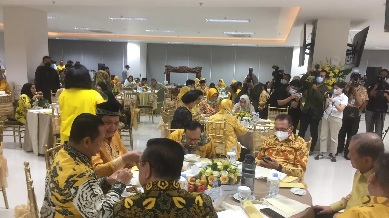 Ketua Umum (Ketum) Partai Golkar Airlangga Hartarto bahagia bisa melihat para pengurus partai dari tingkat provinsi dan para senior Partai Golkar saat acara silaturahmi tatap muka.