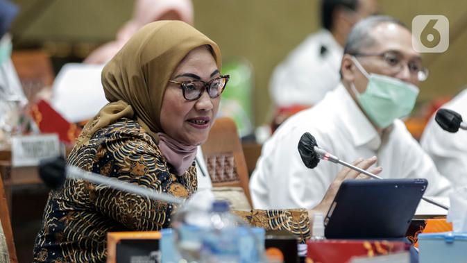 Menaker Ida Fauziyah mengikuti rapat kerja dengan Komisi IX DPR di Kompleks Parlemen, Senayan, Jakarta, Rabu (8/7/2020). Rapat juga membahas langkah strategis pemerintah dalam penciptaan lapangan pekerjaan pada tahun 2021 pada proyek strategis nasional dan UMKM. (Liputan6.com/JohanTallo
