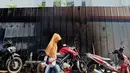 Warga berjalan dekat proyek Rusunawa Pasar Rumput yang hampir selesai pengerjaannya di Jakarta, Selasa (16/7/2019). Proyek yang dimulai sejak 2016 lalu tersebut memiliki 1.984 unit hunian serta 1.314 kios. (Liputan6.com/Immanuel Antonius)